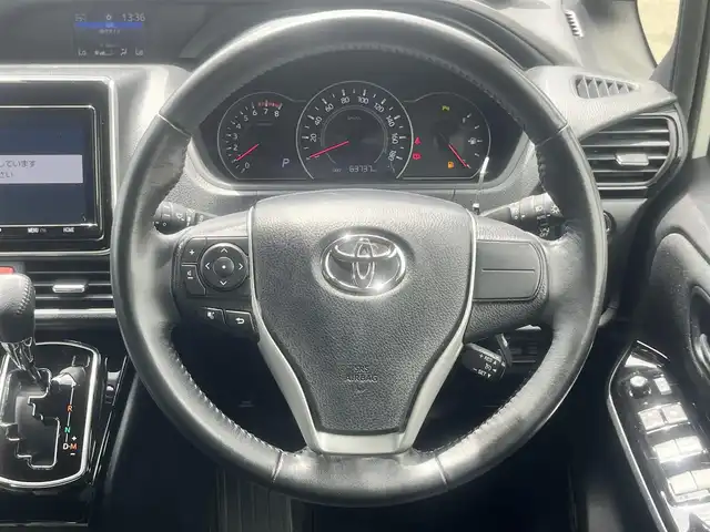 トヨタ ヴォクシー ZS 島根県 2020(令2)年 6.4万km ホワイトパールクリスタルシャイン 純正9インチナビ　/フルセグTV　/ＤＶＤ再生　/Ｂｌｕｅｔｏｏｔｈ接続　/バックカメラ　/前後ドライブレコーダー　/ビルトインＥＴＣ　/両側パワースライドドア　/前後コーナーセンサー　/衝突軽減ブレーキ/アイドリングストップ/レーンキープアシスト/オートハイビーム／ライト　/スマートキー　/プッシュスタート/純正ＬＥＤヘッドライト　/純正１６インチアルミホイール/純正フロアマット/スペアキー１本
