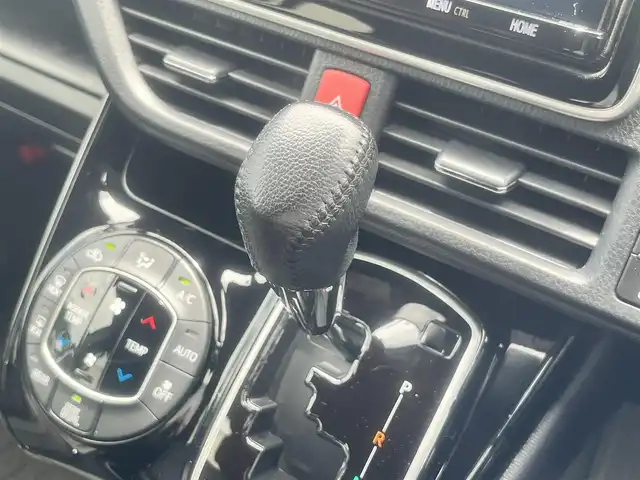 トヨタ ヴォクシー ZS 島根県 2020(令2)年 6.4万km ホワイトパールクリスタルシャイン 純正9インチナビ　/フルセグTV　/ＤＶＤ再生　/Ｂｌｕｅｔｏｏｔｈ接続　/バックカメラ　/前後ドライブレコーダー　/ビルトインＥＴＣ　/両側パワースライドドア　/前後コーナーセンサー　/衝突軽減ブレーキ/アイドリングストップ/レーンキープアシスト/オートハイビーム／ライト　/スマートキー　/プッシュスタート/純正ＬＥＤヘッドライト　/純正１６インチアルミホイール/純正フロアマット/スペアキー１本