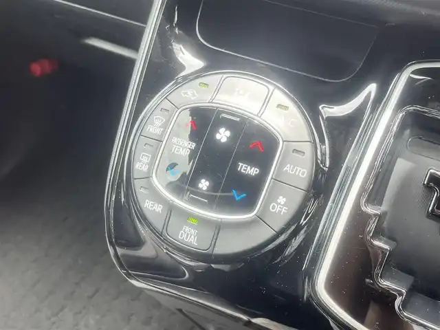 トヨタ ヴォクシー ZS 島根県 2020(令2)年 6.4万km ホワイトパールクリスタルシャイン 純正9インチナビ　/フルセグTV　/ＤＶＤ再生　/Ｂｌｕｅｔｏｏｔｈ接続　/バックカメラ　/前後ドライブレコーダー　/ビルトインＥＴＣ　/両側パワースライドドア　/前後コーナーセンサー　/衝突軽減ブレーキ/アイドリングストップ/レーンキープアシスト/オートハイビーム／ライト　/スマートキー　/プッシュスタート/純正ＬＥＤヘッドライト　/純正１６インチアルミホイール/純正フロアマット/スペアキー１本