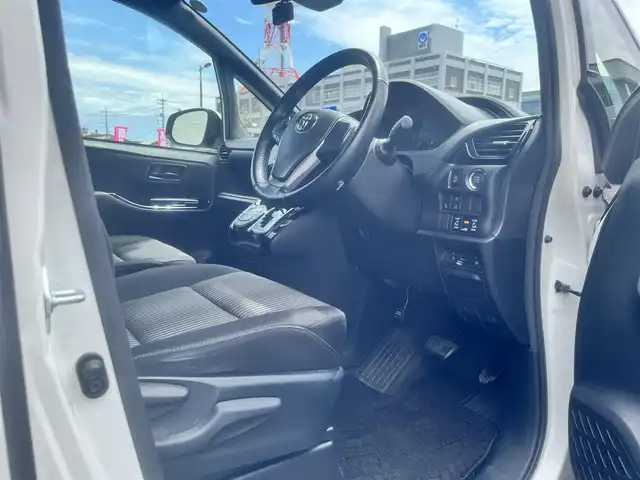 トヨタ ヴォクシー ZS 島根県 2020(令2)年 6.4万km ホワイトパールクリスタルシャイン 純正9インチナビ　/フルセグTV　/ＤＶＤ再生　/Ｂｌｕｅｔｏｏｔｈ接続　/バックカメラ　/前後ドライブレコーダー　/ビルトインＥＴＣ　/両側パワースライドドア　/前後コーナーセンサー　/衝突軽減ブレーキ/アイドリングストップ/レーンキープアシスト/オートハイビーム／ライト　/スマートキー　/プッシュスタート/純正ＬＥＤヘッドライト　/純正１６インチアルミホイール/純正フロアマット/スペアキー１本