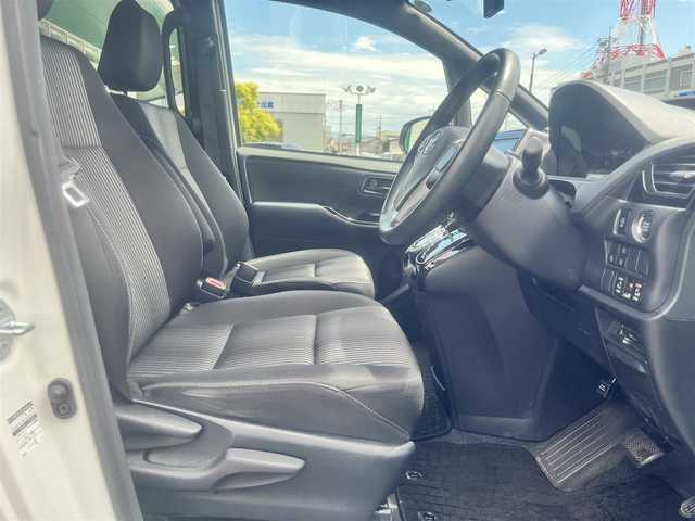 トヨタ ヴォクシー ZS 島根県 2020(令2)年 6.4万km ホワイトパールクリスタルシャイン 純正9インチナビ　/フルセグTV　/ＤＶＤ再生　/Ｂｌｕｅｔｏｏｔｈ接続　/バックカメラ　/前後ドライブレコーダー　/ビルトインＥＴＣ　/両側パワースライドドア　/前後コーナーセンサー　/衝突軽減ブレーキ/アイドリングストップ/レーンキープアシスト/オートハイビーム／ライト　/スマートキー　/プッシュスタート/純正ＬＥＤヘッドライト　/純正１６インチアルミホイール/純正フロアマット/スペアキー１本