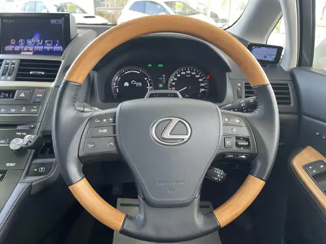 レクサス ＨＳ 250h バージョンL 和歌山県 2015(平27)年 2.6万km ソニッククォーツ 純正ナビ（AM/FM.CD.DVD.USB.AUX.BLUETOOTH.ワンセグフルセグTV)/D/N席パワーシート/クルーズコントロール/コーナーセンサー/バックカメラ/フロントカメラ/フォグランプ/ドライブレコーダー/ETC/HUD/ウッドコンビステアリング/エアシート/シートヒーター/純正フロアマット/純正ドアバイザー/コーナーポール