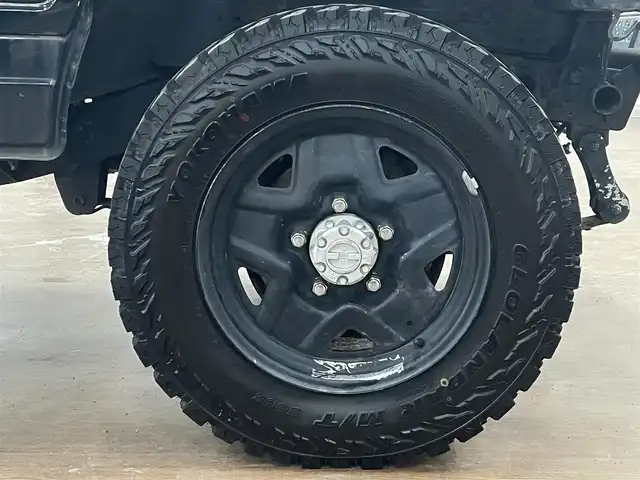 スズキ ジムニー ワイルドウィンド LTD 道央・札幌 1993(平5)年 18.3万km ダーククラシックジェイドパール 5MT/リフトアップ/マッドタイヤ/　GEOLANDAR　M/T　G003/　2025年製　9mm/前後パイプバンパー/社外マフラー（車検対応）/社外ヘッドライトレンズ/社外ウインカーレンズ（前/横）/社外フロントグリル/社外ステアリング/社外シートカバー/ナンバー移動キット/社外オーディオ/　CD/AUX/USB/FM/AM