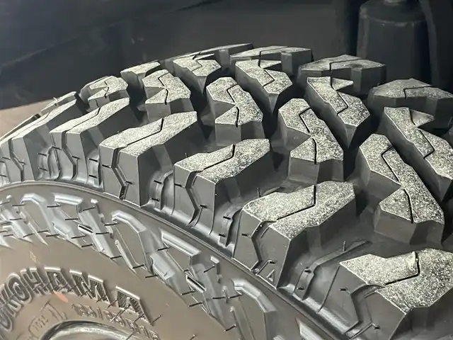 スズキ ジムニー ワイルドウィンド LTD 道央・札幌 1993(平5)年 18.3万km ダーククラシックジェイドパール 5MT/リフトアップ/マッドタイヤ/　GEOLANDAR　M/T　G003/　2025年製　9mm/前後パイプバンパー/社外マフラー（車検対応）/社外ヘッドライトレンズ/社外ウインカーレンズ（前/横）/社外フロントグリル/社外ステアリング/社外シートカバー/ナンバー移動キット/社外オーディオ/　CD/AUX/USB/FM/AM