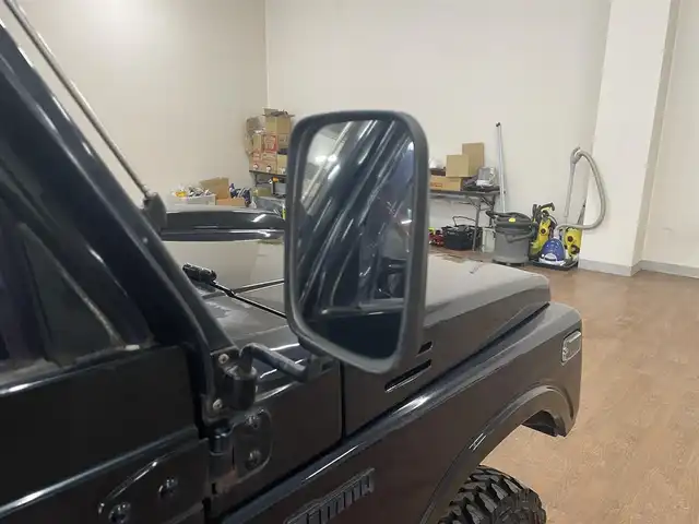 スズキ ジムニー ワイルドウィンド LTD 道央・札幌 1993(平5)年 18.3万km ダーククラシックジェイドパール 5MT/リフトアップ/マッドタイヤ/　GEOLANDAR　M/T　G003/　2025年製　9mm/前後パイプバンパー/社外マフラー（車検対応）/社外ヘッドライトレンズ/社外ウインカーレンズ（前/横）/社外フロントグリル/社外ステアリング/社外シートカバー/ナンバー移動キット/社外オーディオ/　CD/AUX/USB/FM/AM