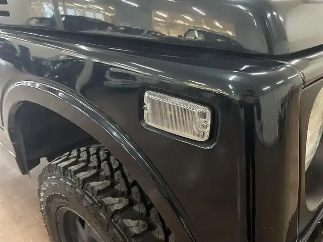 スズキ ジムニー ワイルドウィンド LTD 道央・札幌 1993(平5)年 18.3万km ダーククラシックジェイドパール 5MT/リフトアップ/マッドタイヤ/　GEOLANDAR　M/T　G003/　2025年製　9mm/前後パイプバンパー/社外マフラー（車検対応）/社外ヘッドライトレンズ/社外ウインカーレンズ（前/横）/社外フロントグリル/社外ステアリング/社外シートカバー/ナンバー移動キット/社外オーディオ/　CD/AUX/USB/FM/AM