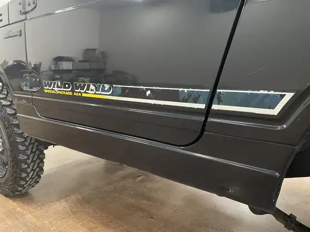 スズキ ジムニー ワイルドウィンド LTD 道央・札幌 1993(平5)年 18.3万km ダーククラシックジェイドパール 5MT/リフトアップ/マッドタイヤ/　GEOLANDAR　M/T　G003/　2025年製　9mm/前後パイプバンパー/社外マフラー（車検対応）/社外ヘッドライトレンズ/社外ウインカーレンズ（前/横）/社外フロントグリル/社外ステアリング/社外シートカバー/ナンバー移動キット/社外オーディオ/　CD/AUX/USB/FM/AM