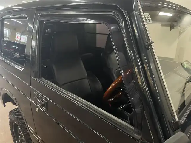 スズキ ジムニー ワイルドウィンド LTD 道央・札幌 1993(平5)年 18.3万km ダーククラシックジェイドパール 5MT/リフトアップ/マッドタイヤ/　GEOLANDAR　M/T　G003/　2025年製　9mm/前後パイプバンパー/社外マフラー（車検対応）/社外ヘッドライトレンズ/社外ウインカーレンズ（前/横）/社外フロントグリル/社外ステアリング/社外シートカバー/ナンバー移動キット/社外オーディオ/　CD/AUX/USB/FM/AM