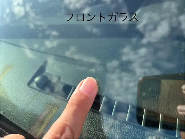 トヨタ ルーミー X 三重県 2022(令4)年 5.6万km パールホワイトⅢ 純正ナビ（Bluetooth/AM/FM/CD/SD/TV）/ETC /スマートアシストIII（衝突回避支援ブレーキ/衝突警報/車線逸脱警報/路側逸脱警報/ブレーキ制御機能付誤発進抑制/先行車発進お知らせ/オートハイビーム/コナーセンサー/ふらつき警報）/パワースライドドア（助手席側）/スライドドアイージークローザー（運転席側）/ナビレディパッケージ（バックカメラ/ステアリングスイッチ（オーディオ/ハンズフリー））/スペアキー/ウレタン製ステアリングホイール/ステアリングスイッチ（パワーモード）/ハロゲンヘッドランプ/オートライト/メッキ横バーフロントグリル/開口部逆台型無塗装メッシュフロントバンパー/ボディ同色ドアサッシュ/インパネアッパートレイ/無塗装エアコン吹き出し口加飾/アナログメーター/モノクロマルチインフォメーションディスプレイ/SRSエアバック（運転席/助手席）/左後方ステップランプ/無塗装センターパネル/ダイヤル式マニュアルエアコン/無塗装シフトノブボタン