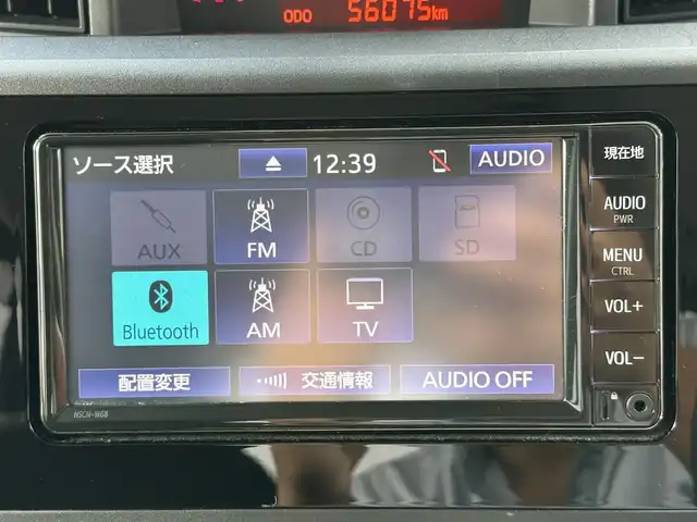 トヨタ ルーミー X 三重県 2022(令4)年 5.6万km パールホワイトⅢ 純正ナビ（Bluetooth/AM/FM/CD/SD/TV）/ETC /スマートアシストIII（衝突回避支援ブレーキ/衝突警報/車線逸脱警報/路側逸脱警報/ブレーキ制御機能付誤発進抑制/先行車発進お知らせ/オートハイビーム/コナーセンサー/ふらつき警報）/パワースライドドア（助手席側）/スライドドアイージークローザー（運転席側）/ナビレディパッケージ（バックカメラ/ステアリングスイッチ（オーディオ/ハンズフリー））/スペアキー/ウレタン製ステアリングホイール/ステアリングスイッチ（パワーモード）/ハロゲンヘッドランプ/オートライト/メッキ横バーフロントグリル/開口部逆台型無塗装メッシュフロントバンパー/ボディ同色ドアサッシュ/インパネアッパートレイ/無塗装エアコン吹き出し口加飾/アナログメーター/モノクロマルチインフォメーションディスプレイ/SRSエアバック（運転席/助手席）/左後方ステップランプ/無塗装センターパネル/ダイヤル式マニュアルエアコン/無塗装シフトノブボタン