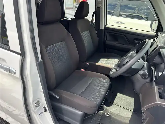 トヨタ ルーミー X 三重県 2022(令4)年 5.6万km パールホワイトⅢ 純正ナビ（Bluetooth/AM/FM/CD/SD/TV）/ETC /スマートアシストIII（衝突回避支援ブレーキ/衝突警報/車線逸脱警報/路側逸脱警報/ブレーキ制御機能付誤発進抑制/先行車発進お知らせ/オートハイビーム/コナーセンサー/ふらつき警報）/パワースライドドア（助手席側）/スライドドアイージークローザー（運転席側）/ナビレディパッケージ（バックカメラ/ステアリングスイッチ（オーディオ/ハンズフリー））/スペアキー/ウレタン製ステアリングホイール/ステアリングスイッチ（パワーモード）/ハロゲンヘッドランプ/オートライト/メッキ横バーフロントグリル/開口部逆台型無塗装メッシュフロントバンパー/ボディ同色ドアサッシュ/インパネアッパートレイ/無塗装エアコン吹き出し口加飾/アナログメーター/モノクロマルチインフォメーションディスプレイ/SRSエアバック（運転席/助手席）/左後方ステップランプ/無塗装センターパネル/ダイヤル式マニュアルエアコン/無塗装シフトノブボタン