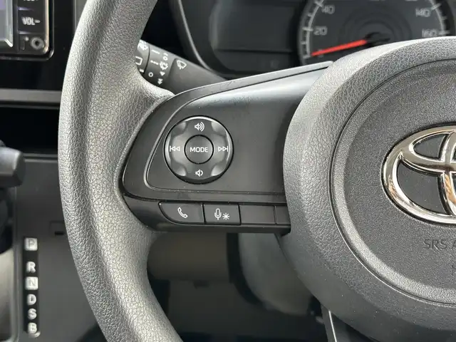 トヨタ ルーミー X 三重県 2022(令4)年 5.6万km パールホワイトⅢ 純正ナビ（Bluetooth/AM/FM/CD/SD/TV）/ETC /スマートアシストIII（衝突回避支援ブレーキ/衝突警報/車線逸脱警報/路側逸脱警報/ブレーキ制御機能付誤発進抑制/先行車発進お知らせ/オートハイビーム/コナーセンサー/ふらつき警報）/パワースライドドア（助手席側）/スライドドアイージークローザー（運転席側）/ナビレディパッケージ（バックカメラ/ステアリングスイッチ（オーディオ/ハンズフリー））/スペアキー/ウレタン製ステアリングホイール/ステアリングスイッチ（パワーモード）/ハロゲンヘッドランプ/オートライト/メッキ横バーフロントグリル/開口部逆台型無塗装メッシュフロントバンパー/ボディ同色ドアサッシュ/インパネアッパートレイ/無塗装エアコン吹き出し口加飾/アナログメーター/モノクロマルチインフォメーションディスプレイ/SRSエアバック（運転席/助手席）/左後方ステップランプ/無塗装センターパネル/ダイヤル式マニュアルエアコン/無塗装シフトノブボタン