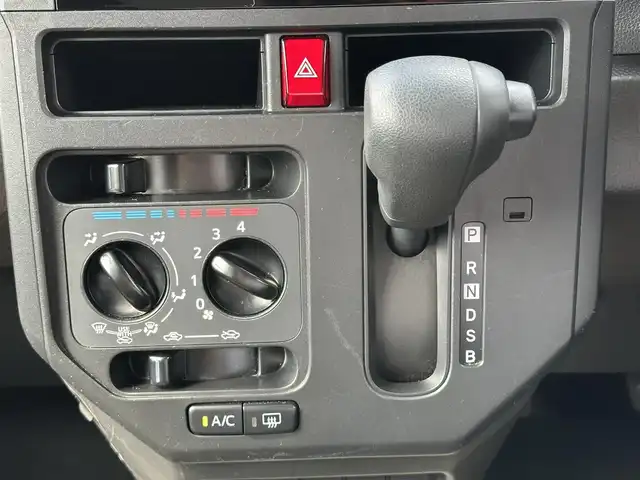 トヨタ ルーミー X 三重県 2022(令4)年 5.6万km パールホワイトⅢ 純正ナビ（Bluetooth/AM/FM/CD/SD/TV）/ETC /スマートアシストIII（衝突回避支援ブレーキ/衝突警報/車線逸脱警報/路側逸脱警報/ブレーキ制御機能付誤発進抑制/先行車発進お知らせ/オートハイビーム/コナーセンサー/ふらつき警報）/パワースライドドア（助手席側）/スライドドアイージークローザー（運転席側）/ナビレディパッケージ（バックカメラ/ステアリングスイッチ（オーディオ/ハンズフリー））/スペアキー/ウレタン製ステアリングホイール/ステアリングスイッチ（パワーモード）/ハロゲンヘッドランプ/オートライト/メッキ横バーフロントグリル/開口部逆台型無塗装メッシュフロントバンパー/ボディ同色ドアサッシュ/インパネアッパートレイ/無塗装エアコン吹き出し口加飾/アナログメーター/モノクロマルチインフォメーションディスプレイ/SRSエアバック（運転席/助手席）/左後方ステップランプ/無塗装センターパネル/ダイヤル式マニュアルエアコン/無塗装シフトノブボタン