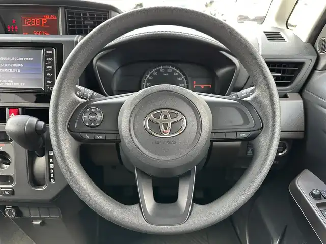 トヨタ ルーミー X 三重県 2022(令4)年 5.6万km パールホワイトⅢ 純正ナビ（Bluetooth/AM/FM/CD/SD/TV）/ETC /スマートアシストIII（衝突回避支援ブレーキ/衝突警報/車線逸脱警報/路側逸脱警報/ブレーキ制御機能付誤発進抑制/先行車発進お知らせ/オートハイビーム/コナーセンサー/ふらつき警報）/パワースライドドア（助手席側）/スライドドアイージークローザー（運転席側）/ナビレディパッケージ（バックカメラ/ステアリングスイッチ（オーディオ/ハンズフリー））/スペアキー/ウレタン製ステアリングホイール/ステアリングスイッチ（パワーモード）/ハロゲンヘッドランプ/オートライト/メッキ横バーフロントグリル/開口部逆台型無塗装メッシュフロントバンパー/ボディ同色ドアサッシュ/インパネアッパートレイ/無塗装エアコン吹き出し口加飾/アナログメーター/モノクロマルチインフォメーションディスプレイ/SRSエアバック（運転席/助手席）/左後方ステップランプ/無塗装センターパネル/ダイヤル式マニュアルエアコン/無塗装シフトノブボタン