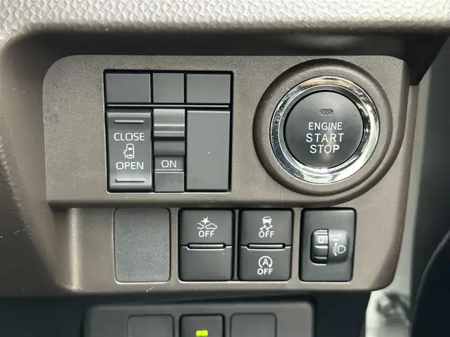トヨタ ルーミー X 三重県 2022(令4)年 5.6万km パールホワイトⅢ 純正ナビ（Bluetooth/AM/FM/CD/SD/TV）/ETC /スマートアシストIII（衝突回避支援ブレーキ/衝突警報/車線逸脱警報/路側逸脱警報/ブレーキ制御機能付誤発進抑制/先行車発進お知らせ/オートハイビーム/コナーセンサー/ふらつき警報）/パワースライドドア（助手席側）/スライドドアイージークローザー（運転席側）/ナビレディパッケージ（バックカメラ/ステアリングスイッチ（オーディオ/ハンズフリー））/スペアキー/ウレタン製ステアリングホイール/ステアリングスイッチ（パワーモード）/ハロゲンヘッドランプ/オートライト/メッキ横バーフロントグリル/開口部逆台型無塗装メッシュフロントバンパー/ボディ同色ドアサッシュ/インパネアッパートレイ/無塗装エアコン吹き出し口加飾/アナログメーター/モノクロマルチインフォメーションディスプレイ/SRSエアバック（運転席/助手席）/左後方ステップランプ/無塗装センターパネル/ダイヤル式マニュアルエアコン/無塗装シフトノブボタン