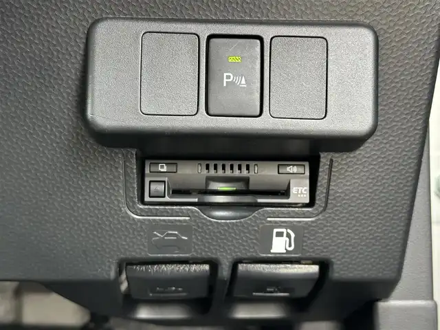トヨタ ルーミー X 三重県 2022(令4)年 5.6万km パールホワイトⅢ 純正ナビ（Bluetooth/AM/FM/CD/SD/TV）/ETC /スマートアシストIII（衝突回避支援ブレーキ/衝突警報/車線逸脱警報/路側逸脱警報/ブレーキ制御機能付誤発進抑制/先行車発進お知らせ/オートハイビーム/コナーセンサー/ふらつき警報）/パワースライドドア（助手席側）/スライドドアイージークローザー（運転席側）/ナビレディパッケージ（バックカメラ/ステアリングスイッチ（オーディオ/ハンズフリー））/スペアキー/ウレタン製ステアリングホイール/ステアリングスイッチ（パワーモード）/ハロゲンヘッドランプ/オートライト/メッキ横バーフロントグリル/開口部逆台型無塗装メッシュフロントバンパー/ボディ同色ドアサッシュ/インパネアッパートレイ/無塗装エアコン吹き出し口加飾/アナログメーター/モノクロマルチインフォメーションディスプレイ/SRSエアバック（運転席/助手席）/左後方ステップランプ/無塗装センターパネル/ダイヤル式マニュアルエアコン/無塗装シフトノブボタン