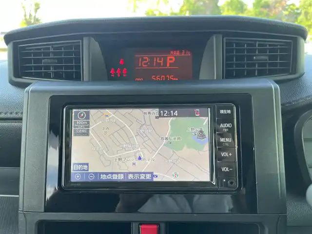 トヨタ ルーミー X 三重県 2022(令4)年 5.6万km パールホワイトⅢ 純正ナビ（Bluetooth/AM/FM/CD/SD/TV）/ETC /スマートアシストIII（衝突回避支援ブレーキ/衝突警報/車線逸脱警報/路側逸脱警報/ブレーキ制御機能付誤発進抑制/先行車発進お知らせ/オートハイビーム/コナーセンサー/ふらつき警報）/パワースライドドア（助手席側）/スライドドアイージークローザー（運転席側）/ナビレディパッケージ（バックカメラ/ステアリングスイッチ（オーディオ/ハンズフリー））/スペアキー/ウレタン製ステアリングホイール/ステアリングスイッチ（パワーモード）/ハロゲンヘッドランプ/オートライト/メッキ横バーフロントグリル/開口部逆台型無塗装メッシュフロントバンパー/ボディ同色ドアサッシュ/インパネアッパートレイ/無塗装エアコン吹き出し口加飾/アナログメーター/モノクロマルチインフォメーションディスプレイ/SRSエアバック（運転席/助手席）/左後方ステップランプ/無塗装センターパネル/ダイヤル式マニュアルエアコン/無塗装シフトノブボタン
