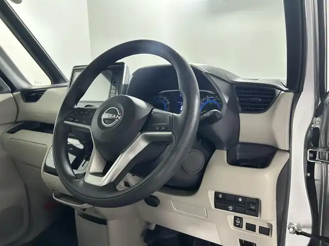 日産 ルークス X 佐賀県 2023(令5)年 0.4万km スターリングシルバーM 純正９型ナビ/(フルセグTV/AM/FM/Bluetooth)/衝突被害軽減ブレーキ/全方位カメラ/レーンアシスト/コーナーセンサー/前後ドライブレコーダー/パワースライドドア/純正ＬＥＤヘッドライト/オートライト/オートハイビーム/純正フロアマット/後席サーキュレーター/シートバックテーブル/スマートキー/プッシュスタート/ベンチシート/先行車発進お知らせ機能/標識検知機能/横滑り防止装置/盗難防止装置