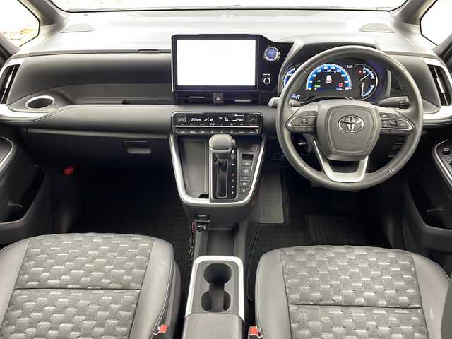 トヨタ ヴォクシー ハイブリッド S－Z 大阪府 2022(令4)年 2.2万km ホワイトパールクリスタルシャイン ワンオーナー/快適利便パッケージ/・ハンズフリーデュアルパワースライドドア/・パワーバックドア/・ナノイーX/・ステアリングヒーター/・D/N/２列目シートヒーター/・オットマン/・角度調整アームレスト/純正10.5インチディスプレイオーディオ(フルセグTV/AM/FM/CD/DVD/USB/HDMI/Miracast)/バックカメラ/ToyotaSafetySense/・プリクラッシュセーフティ/・レーダークルーズコントロール/・オートマチックハイビーム/・ロードサインアシスト/・ドライバー異常時対応システム/・プロアクティブドライビングアシスト/・発進遅れ告知機能　/パーキングサポートブレーキ/オートライト/コーナーセンサー/パワーバックドア/両側パワースライドドア/WAC/オットマン/シートヒーター/ステアリングヒーター/100V電源/純正AW/純正フロアマット