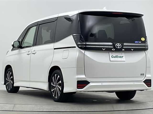 トヨタ ヴォクシー ハイブリッド S－Z 大阪府 2022(令4)年 2.2万km ホワイトパールクリスタルシャイン ワンオーナー/快適利便パッケージ/・ハンズフリーデュアルパワースライドドア/・パワーバックドア/・ナノイーX/・ステアリングヒーター/・D/N/２列目シートヒーター/・オットマン/・角度調整アームレスト/純正10.5インチディスプレイオーディオ(フルセグTV/AM/FM/CD/DVD/USB/HDMI/Miracast)/バックカメラ/ToyotaSafetySense/・プリクラッシュセーフティ/・レーダークルーズコントロール/・オートマチックハイビーム/・ロードサインアシスト/・ドライバー異常時対応システム/・プロアクティブドライビングアシスト/・発進遅れ告知機能　/パーキングサポートブレーキ/オートライト/コーナーセンサー/パワーバックドア/両側パワースライドドア/WAC/オットマン/シートヒーター/ステアリングヒーター/100V電源/純正AW/純正フロアマット