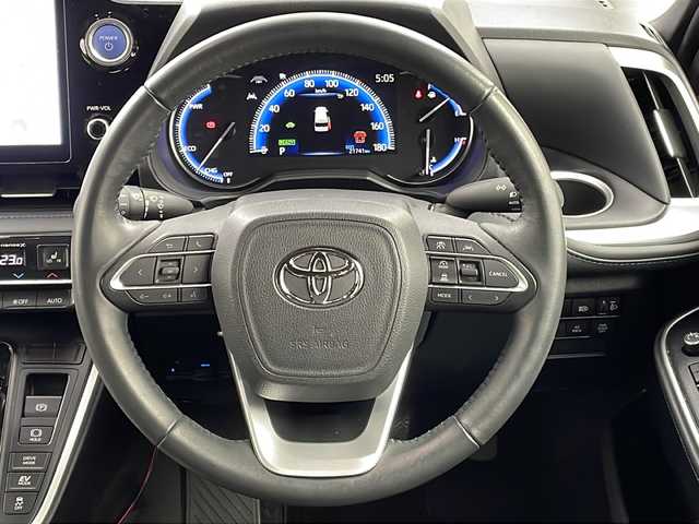 トヨタ ヴォクシー ハイブリッド S－Z 大阪府 2022(令4)年 2.2万km ホワイトパールクリスタルシャイン ワンオーナー/快適利便パッケージ/・ハンズフリーデュアルパワースライドドア/・パワーバックドア/・ナノイーX/・ステアリングヒーター/・D/N/２列目シートヒーター/・オットマン/・角度調整アームレスト/純正10.5インチディスプレイオーディオ(フルセグTV/AM/FM/CD/DVD/USB/HDMI/Miracast)/バックカメラ/ToyotaSafetySense/・プリクラッシュセーフティ/・レーダークルーズコントロール/・オートマチックハイビーム/・ロードサインアシスト/・ドライバー異常時対応システム/・プロアクティブドライビングアシスト/・発進遅れ告知機能　/パーキングサポートブレーキ/オートライト/コーナーセンサー/パワーバックドア/両側パワースライドドア/WAC/オットマン/シートヒーター/ステアリングヒーター/100V電源/純正AW/純正フロアマット