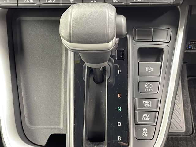 トヨタ ヴォクシー ハイブリッド S－Z 大阪府 2022(令4)年 2.2万km ホワイトパールクリスタルシャイン ワンオーナー/快適利便パッケージ/・ハンズフリーデュアルパワースライドドア/・パワーバックドア/・ナノイーX/・ステアリングヒーター/・D/N/２列目シートヒーター/・オットマン/・角度調整アームレスト/純正10.5インチディスプレイオーディオ(フルセグTV/AM/FM/CD/DVD/USB/HDMI/Miracast)/バックカメラ/ToyotaSafetySense/・プリクラッシュセーフティ/・レーダークルーズコントロール/・オートマチックハイビーム/・ロードサインアシスト/・ドライバー異常時対応システム/・プロアクティブドライビングアシスト/・発進遅れ告知機能　/パーキングサポートブレーキ/オートライト/コーナーセンサー/パワーバックドア/両側パワースライドドア/WAC/オットマン/シートヒーター/ステアリングヒーター/100V電源/純正AW/純正フロアマット