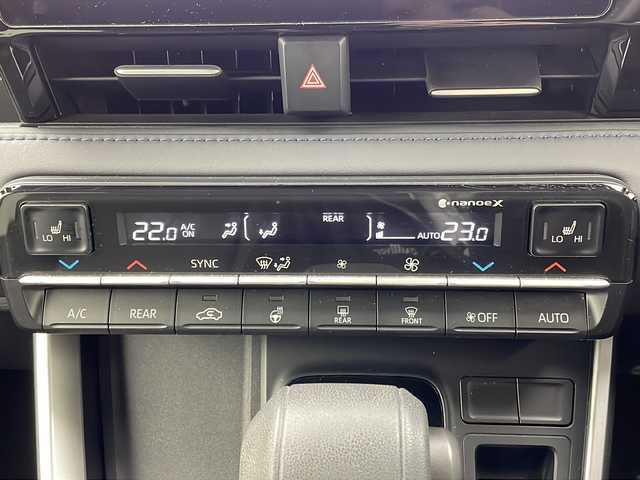 トヨタ ヴォクシー ハイブリッド S－Z 大阪府 2022(令4)年 2.2万km ホワイトパールクリスタルシャイン ワンオーナー/快適利便パッケージ/・ハンズフリーデュアルパワースライドドア/・パワーバックドア/・ナノイーX/・ステアリングヒーター/・D/N/２列目シートヒーター/・オットマン/・角度調整アームレスト/純正10.5インチディスプレイオーディオ(フルセグTV/AM/FM/CD/DVD/USB/HDMI/Miracast)/バックカメラ/ToyotaSafetySense/・プリクラッシュセーフティ/・レーダークルーズコントロール/・オートマチックハイビーム/・ロードサインアシスト/・ドライバー異常時対応システム/・プロアクティブドライビングアシスト/・発進遅れ告知機能　/パーキングサポートブレーキ/オートライト/コーナーセンサー/パワーバックドア/両側パワースライドドア/WAC/オットマン/シートヒーター/ステアリングヒーター/100V電源/純正AW/純正フロアマット