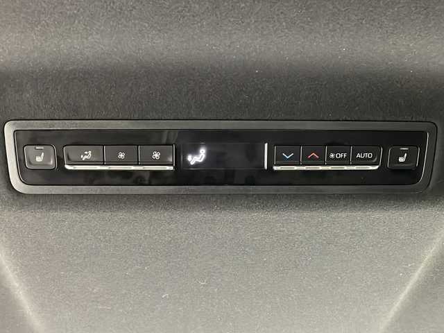 トヨタ ヴォクシー ハイブリッド S－Z 大阪府 2022(令4)年 2.2万km ホワイトパールクリスタルシャイン ワンオーナー/快適利便パッケージ/・ハンズフリーデュアルパワースライドドア/・パワーバックドア/・ナノイーX/・ステアリングヒーター/・D/N/２列目シートヒーター/・オットマン/・角度調整アームレスト/純正10.5インチディスプレイオーディオ(フルセグTV/AM/FM/CD/DVD/USB/HDMI/Miracast)/バックカメラ/ToyotaSafetySense/・プリクラッシュセーフティ/・レーダークルーズコントロール/・オートマチックハイビーム/・ロードサインアシスト/・ドライバー異常時対応システム/・プロアクティブドライビングアシスト/・発進遅れ告知機能　/パーキングサポートブレーキ/オートライト/コーナーセンサー/パワーバックドア/両側パワースライドドア/WAC/オットマン/シートヒーター/ステアリングヒーター/100V電源/純正AW/純正フロアマット