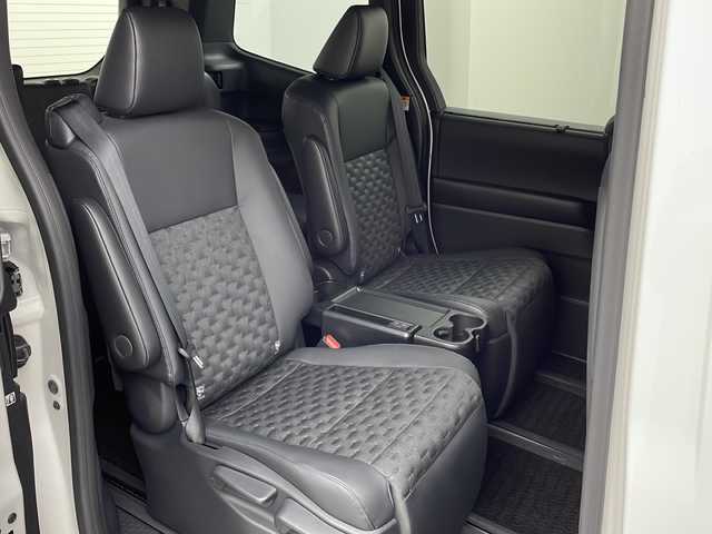 トヨタ ヴォクシー ハイブリッド S－Z 大阪府 2022(令4)年 2.2万km ホワイトパールクリスタルシャイン ワンオーナー/快適利便パッケージ/・ハンズフリーデュアルパワースライドドア/・パワーバックドア/・ナノイーX/・ステアリングヒーター/・D/N/２列目シートヒーター/・オットマン/・角度調整アームレスト/純正10.5インチディスプレイオーディオ(フルセグTV/AM/FM/CD/DVD/USB/HDMI/Miracast)/バックカメラ/ToyotaSafetySense/・プリクラッシュセーフティ/・レーダークルーズコントロール/・オートマチックハイビーム/・ロードサインアシスト/・ドライバー異常時対応システム/・プロアクティブドライビングアシスト/・発進遅れ告知機能　/パーキングサポートブレーキ/オートライト/コーナーセンサー/パワーバックドア/両側パワースライドドア/WAC/オットマン/シートヒーター/ステアリングヒーター/100V電源/純正AW/純正フロアマット