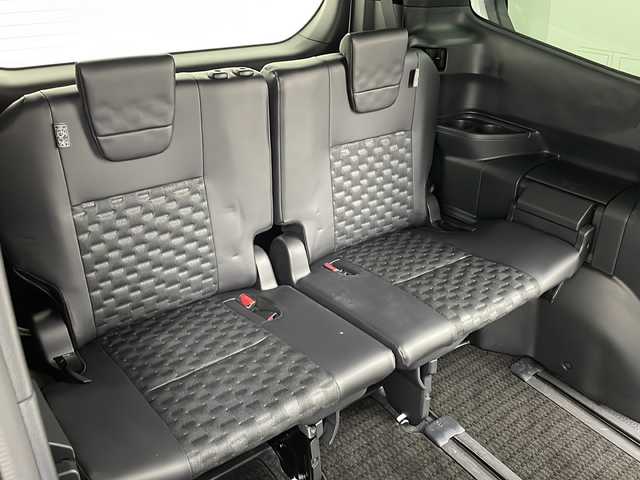 トヨタ ヴォクシー ハイブリッド S－Z 大阪府 2022(令4)年 2.2万km ホワイトパールクリスタルシャイン ワンオーナー/快適利便パッケージ/・ハンズフリーデュアルパワースライドドア/・パワーバックドア/・ナノイーX/・ステアリングヒーター/・D/N/２列目シートヒーター/・オットマン/・角度調整アームレスト/純正10.5インチディスプレイオーディオ(フルセグTV/AM/FM/CD/DVD/USB/HDMI/Miracast)/バックカメラ/ToyotaSafetySense/・プリクラッシュセーフティ/・レーダークルーズコントロール/・オートマチックハイビーム/・ロードサインアシスト/・ドライバー異常時対応システム/・プロアクティブドライビングアシスト/・発進遅れ告知機能　/パーキングサポートブレーキ/オートライト/コーナーセンサー/パワーバックドア/両側パワースライドドア/WAC/オットマン/シートヒーター/ステアリングヒーター/100V電源/純正AW/純正フロアマット