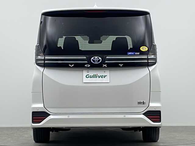 トヨタ ヴォクシー ハイブリッド S－Z 大阪府 2022(令4)年 2.2万km ホワイトパールクリスタルシャイン ワンオーナー/快適利便パッケージ/・ハンズフリーデュアルパワースライドドア/・パワーバックドア/・ナノイーX/・ステアリングヒーター/・D/N/２列目シートヒーター/・オットマン/・角度調整アームレスト/純正10.5インチディスプレイオーディオ(フルセグTV/AM/FM/CD/DVD/USB/HDMI/Miracast)/バックカメラ/ToyotaSafetySense/・プリクラッシュセーフティ/・レーダークルーズコントロール/・オートマチックハイビーム/・ロードサインアシスト/・ドライバー異常時対応システム/・プロアクティブドライビングアシスト/・発進遅れ告知機能　/パーキングサポートブレーキ/オートライト/コーナーセンサー/パワーバックドア/両側パワースライドドア/WAC/オットマン/シートヒーター/ステアリングヒーター/100V電源/純正AW/純正フロアマット