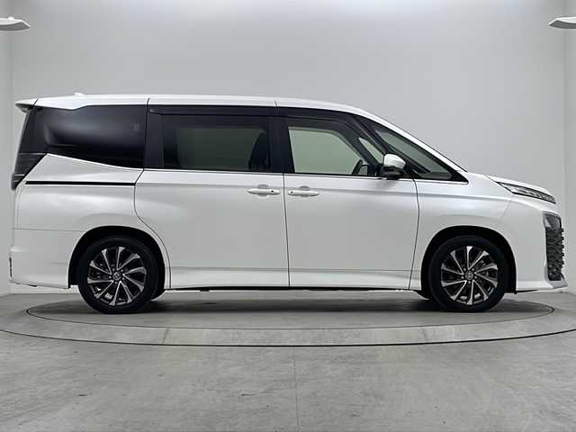 トヨタ ヴォクシー ハイブリッド S－Z 大阪府 2022(令4)年 2.2万km ホワイトパールクリスタルシャイン ワンオーナー/快適利便パッケージ/・ハンズフリーデュアルパワースライドドア/・パワーバックドア/・ナノイーX/・ステアリングヒーター/・D/N/２列目シートヒーター/・オットマン/・角度調整アームレスト/純正10.5インチディスプレイオーディオ(フルセグTV/AM/FM/CD/DVD/USB/HDMI/Miracast)/バックカメラ/ToyotaSafetySense/・プリクラッシュセーフティ/・レーダークルーズコントロール/・オートマチックハイビーム/・ロードサインアシスト/・ドライバー異常時対応システム/・プロアクティブドライビングアシスト/・発進遅れ告知機能　/パーキングサポートブレーキ/オートライト/コーナーセンサー/パワーバックドア/両側パワースライドドア/WAC/オットマン/シートヒーター/ステアリングヒーター/100V電源/純正AW/純正フロアマット