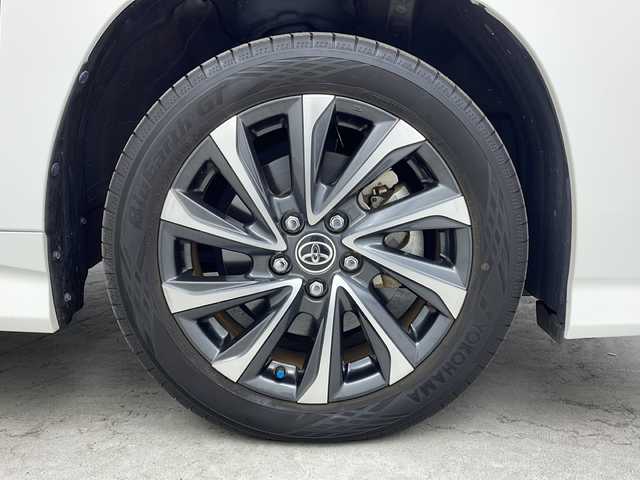 トヨタ ヴォクシー ハイブリッド S－Z 大阪府 2022(令4)年 2.2万km ホワイトパールクリスタルシャイン ワンオーナー/快適利便パッケージ/・ハンズフリーデュアルパワースライドドア/・パワーバックドア/・ナノイーX/・ステアリングヒーター/・D/N/２列目シートヒーター/・オットマン/・角度調整アームレスト/純正10.5インチディスプレイオーディオ(フルセグTV/AM/FM/CD/DVD/USB/HDMI/Miracast)/バックカメラ/ToyotaSafetySense/・プリクラッシュセーフティ/・レーダークルーズコントロール/・オートマチックハイビーム/・ロードサインアシスト/・ドライバー異常時対応システム/・プロアクティブドライビングアシスト/・発進遅れ告知機能　/パーキングサポートブレーキ/オートライト/コーナーセンサー/パワーバックドア/両側パワースライドドア/WAC/オットマン/シートヒーター/ステアリングヒーター/100V電源/純正AW/純正フロアマット