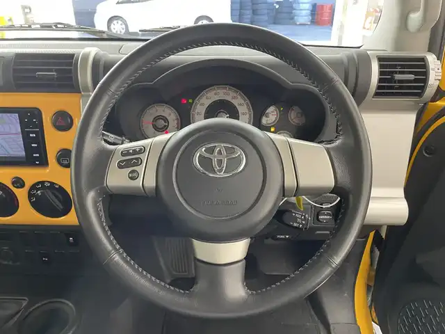トヨタ ＦＪクルーザー カラーパッケージ 滋賀県 2015(平27)年 8.6万km イエロー/ホワイト 社外ナビ/Bluetooth/SD/CD/DVD/フルセグTV/４WD/バックカメラ/クルーズコントロール/純正フロアマット/純正17インチアルミホイール/背面タイヤ/リアソナー/ETC/リモコンキー