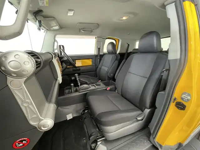 トヨタ ＦＪクルーザー カラーパッケージ 滋賀県 2015(平27)年 8.6万km イエロー/ホワイト 社外ナビ/Bluetooth/SD/CD/DVD/フルセグTV/４WD/バックカメラ/クルーズコントロール/純正フロアマット/純正17インチアルミホイール/背面タイヤ/リアソナー/ETC/リモコンキー