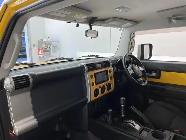 トヨタ ＦＪクルーザー カラーパッケージ 滋賀県 2015(平27)年 8.6万km イエロー/ホワイト 社外ナビ/Bluetooth/SD/CD/DVD/フルセグTV/４WD/バックカメラ/クルーズコントロール/純正フロアマット/純正17インチアルミホイール/背面タイヤ/リアソナー/ETC/リモコンキー