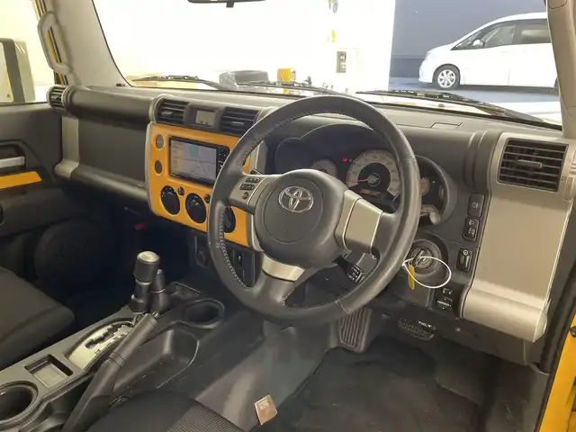 トヨタ ＦＪクルーザー カラーパッケージ 滋賀県 2015(平27)年 8.6万km イエロー/ホワイト 社外ナビ/Bluetooth/SD/CD/DVD/フルセグTV/４WD/バックカメラ/クルーズコントロール/純正フロアマット/純正17インチアルミホイール/背面タイヤ/リアソナー/ETC/リモコンキー