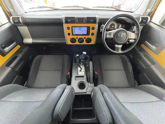 トヨタ ＦＪクルーザー カラーパッケージ 滋賀県 2015(平27)年 8.6万km イエロー/ホワイト 社外ナビ/Bluetooth/SD/CD/DVD/フルセグTV/４WD/バックカメラ/クルーズコントロール/純正フロアマット/純正17インチアルミホイール/背面タイヤ/リアソナー/ETC/リモコンキー