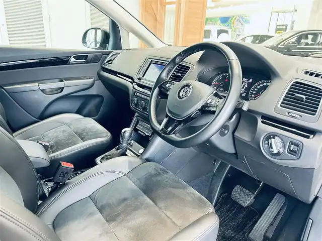 フォルクスワーゲン シャラン TDI ハイライン 大阪府 2022(令4)年 4.3万km 黒 純正ディスプレイオーディオ/applecarplay/バックカメラ/ハーフレザー/Ｄパワーシート/シートヒーター/ACC/ブラインドスポット/純正17インチAW/HIDヘッドライト/電動リアゲート/両側パワースライドドア/パドルシフト/ETC/ドラレコ