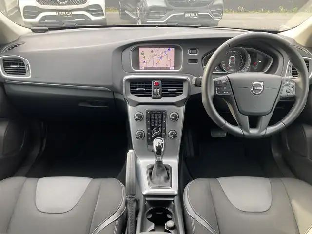 ボルボ Ｖ４０ T3 タックエディション 熊本県 2019(令1)年 3.3万km オニキスブラックP ・スマートキー/・プッシュスタート/・衝突警告/・レーンキーピングエイド/・道路標識情報/・CitySafety/・ブラインドスポットモニター/・距離アラート/・ドライバーアラート/・クルーズコントロール(追従式)/・前席パワーシート/・前席シートヒーター /・純正HDDナビ/　【DVD・Bluetooth・MSV】/・バックカメラ/・ETC/・LEDヘッドランプ/・純正マット/・純正バイザー