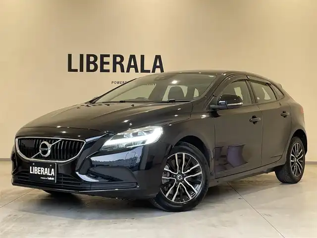 ボルボ Ｖ４０ T3 タックエディション 熊本県 2019(令1)年 3.3万km オニキスブラックP ・スマートキー/・プッシュスタート/・衝突警告/・レーンキーピングエイド/・道路標識情報/・CitySafety/・ブラインドスポットモニター/・距離アラート/・ドライバーアラート/・クルーズコントロール(追従式)/・前席パワーシート/・前席シートヒーター /・純正HDDナビ/　【DVD・Bluetooth・MSV】/・バックカメラ/・ETC/・LEDヘッドランプ/・純正マット/・純正バイザー