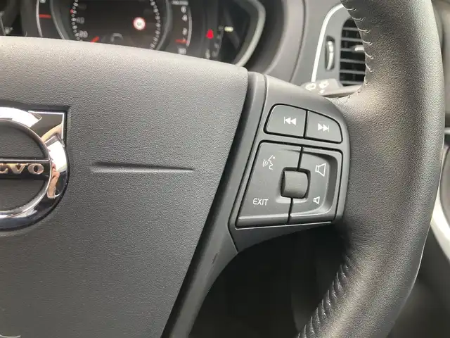 ボルボ Ｖ４０ T3 タックエディション 熊本県 2019(令1)年 3.3万km オニキスブラックP ・スマートキー/・プッシュスタート/・衝突警告/・レーンキーピングエイド/・道路標識情報/・CitySafety/・ブラインドスポットモニター/・距離アラート/・ドライバーアラート/・クルーズコントロール(追従式)/・前席パワーシート/・前席シートヒーター /・純正HDDナビ/　【DVD・Bluetooth・MSV】/・バックカメラ/・ETC/・LEDヘッドランプ/・純正マット/・純正バイザー