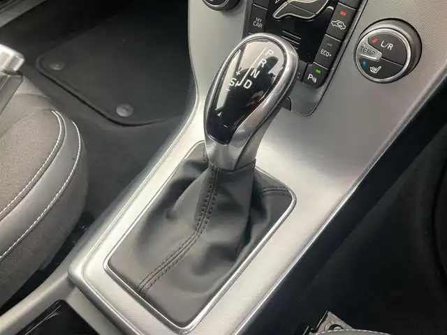 ボルボ Ｖ４０ T3 タックエディション 熊本県 2019(令1)年 3.3万km オニキスブラックP ・スマートキー/・プッシュスタート/・衝突警告/・レーンキーピングエイド/・道路標識情報/・CitySafety/・ブラインドスポットモニター/・距離アラート/・ドライバーアラート/・クルーズコントロール(追従式)/・前席パワーシート/・前席シートヒーター /・純正HDDナビ/　【DVD・Bluetooth・MSV】/・バックカメラ/・ETC/・LEDヘッドランプ/・純正マット/・純正バイザー