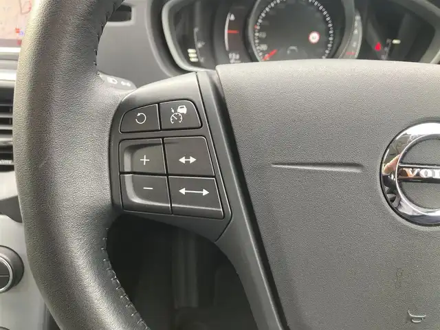 ボルボ Ｖ４０ T3 タックエディション 熊本県 2019(令1)年 3.3万km オニキスブラックP ・スマートキー/・プッシュスタート/・衝突警告/・レーンキーピングエイド/・道路標識情報/・CitySafety/・ブラインドスポットモニター/・距離アラート/・ドライバーアラート/・クルーズコントロール(追従式)/・前席パワーシート/・前席シートヒーター /・純正HDDナビ/　【DVD・Bluetooth・MSV】/・バックカメラ/・ETC/・LEDヘッドランプ/・純正マット/・純正バイザー