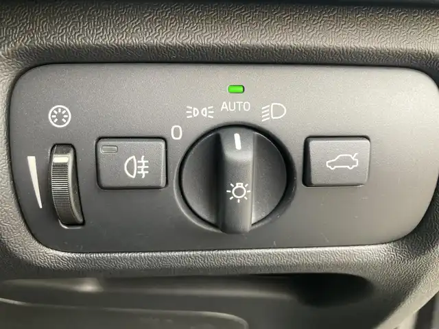 ボルボ Ｖ４０ T3 タックエディション 熊本県 2019(令1)年 3.3万km オニキスブラックP ・スマートキー/・プッシュスタート/・衝突警告/・レーンキーピングエイド/・道路標識情報/・CitySafety/・ブラインドスポットモニター/・距離アラート/・ドライバーアラート/・クルーズコントロール(追従式)/・前席パワーシート/・前席シートヒーター /・純正HDDナビ/　【DVD・Bluetooth・MSV】/・バックカメラ/・ETC/・LEDヘッドランプ/・純正マット/・純正バイザー