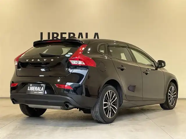 ボルボ Ｖ４０ T3 タックエディション 熊本県 2019(令1)年 3.3万km オニキスブラックP ・スマートキー/・プッシュスタート/・衝突警告/・レーンキーピングエイド/・道路標識情報/・CitySafety/・ブラインドスポットモニター/・距離アラート/・ドライバーアラート/・クルーズコントロール(追従式)/・前席パワーシート/・前席シートヒーター /・純正HDDナビ/　【DVD・Bluetooth・MSV】/・バックカメラ/・ETC/・LEDヘッドランプ/・純正マット/・純正バイザー
