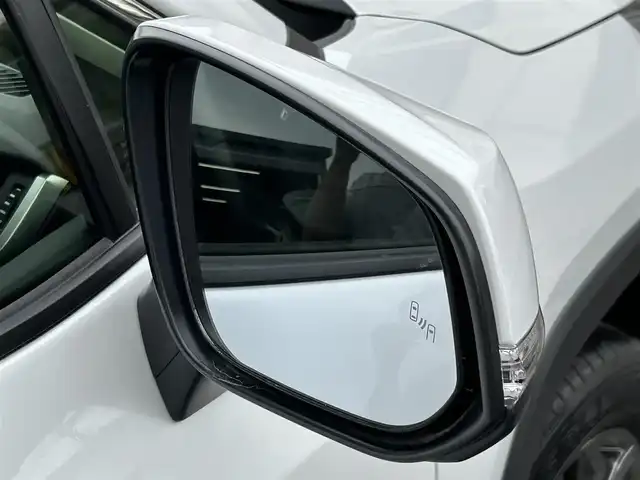 トヨタ ＲＡＶ４ ハイブリッドG 佐賀県 2023(令5)年 0.3万km プラチナホワイトパールマイカ ワンオーナー/ＴＲＤフルエアロ　/パノラマムーンルーフ　/デジタルインナーミラー　/置くだけ充電　/トヨタセーフティセンス/・プリクラッシュセーフティ/・レーダークルーズコントロール/・レーントレーシングアシスト/・オートマチックハイビーム/パーキングサポートブレーキ　/ブラインドスポットモニター/クリアランスソナー/ディスプレイオーディオ/・パノラミックビューモニター/・フルセグTV/BT/合皮シート/パワーシート/シートヒーター/シートベンチレーション/シートメモリ/パワーバックドア/LEDヘッドライト/フォグランプ/ルーフレール/純正18インチAW/革巻きステアリング/ステアリグヒーター/電動パーキングスイッチ/ステアリングスイッチ/ETC2.0/左右独立フルオートエアコン