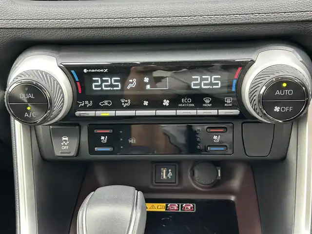 トヨタ ＲＡＶ４ ハイブリッドG 佐賀県 2023(令5)年 0.3万km プラチナホワイトパールマイカ ワンオーナー/ＴＲＤフルエアロ　/パノラマムーンルーフ　/デジタルインナーミラー　/置くだけ充電　/トヨタセーフティセンス/・プリクラッシュセーフティ/・レーダークルーズコントロール/・レーントレーシングアシスト/・オートマチックハイビーム/パーキングサポートブレーキ　/ブラインドスポットモニター/クリアランスソナー/ディスプレイオーディオ/・パノラミックビューモニター/・フルセグTV/BT/合皮シート/パワーシート/シートヒーター/シートベンチレーション/シートメモリ/パワーバックドア/LEDヘッドライト/フォグランプ/ルーフレール/純正18インチAW/革巻きステアリング/ステアリグヒーター/電動パーキングスイッチ/ステアリングスイッチ/ETC2.0/左右独立フルオートエアコン