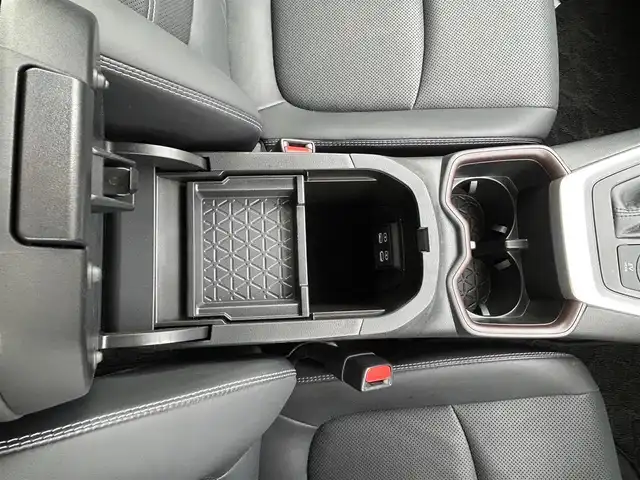 トヨタ ＲＡＶ４ ハイブリッドG 佐賀県 2023(令5)年 0.3万km プラチナホワイトパールマイカ ワンオーナー/ＴＲＤフルエアロ　/パノラマムーンルーフ　/デジタルインナーミラー　/置くだけ充電　/トヨタセーフティセンス/・プリクラッシュセーフティ/・レーダークルーズコントロール/・レーントレーシングアシスト/・オートマチックハイビーム/パーキングサポートブレーキ　/ブラインドスポットモニター/クリアランスソナー/ディスプレイオーディオ/・パノラミックビューモニター/・フルセグTV/BT/合皮シート/パワーシート/シートヒーター/シートベンチレーション/シートメモリ/パワーバックドア/LEDヘッドライト/フォグランプ/ルーフレール/純正18インチAW/革巻きステアリング/ステアリグヒーター/電動パーキングスイッチ/ステアリングスイッチ/ETC2.0/左右独立フルオートエアコン