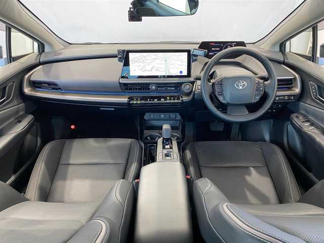 トヨタ プリウス Z 岐阜県 2024(令6)年 1.6万km プラチナホワイトパールマイカ ワンオーナー/12.3インチディスプレイオーディオ/全周囲カメラ/トヨタセーフティセンス/・プリクラッシュセーフティ【PCS】/・レーダークルーズコントロール（全車速追従機能付）/・レーントレーシングアシスト【LTA】/・レーンディパーチャーアラート【LDA】/・レーンチェンジアシスト【LCA】/・オートマチックハイビーム【AHB】/・ブラインドスポットモニター【BSM】/・パーキングサポートブレーキ【PKSB】/・リヤクロストラフィックアラート【RCTA】/・安心降車アシスト【SEA】/・ロードサインアシスト【RSA】/・プロアクティブドライビングアシスト【PDA】/・周辺車両接近時サポート/後方車両接近告知/黒本革シート/メモリ機能パワーシート/前席シートヒーター/シートクーラー/パワーバックドア/本革巻きステアリング/ステアリングヒーター/トップマウントメーター/AC100V電源/スマホ置くだけ充電/純正19インチAW/純正フロアマット/純正ETC2.0/ユピテル製前後ドライブレコーダー